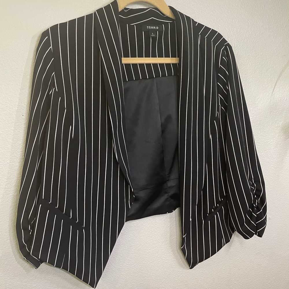 EUC Torrid Stretch Crepe Pinstripe Blazer Sz 1X or 14/16